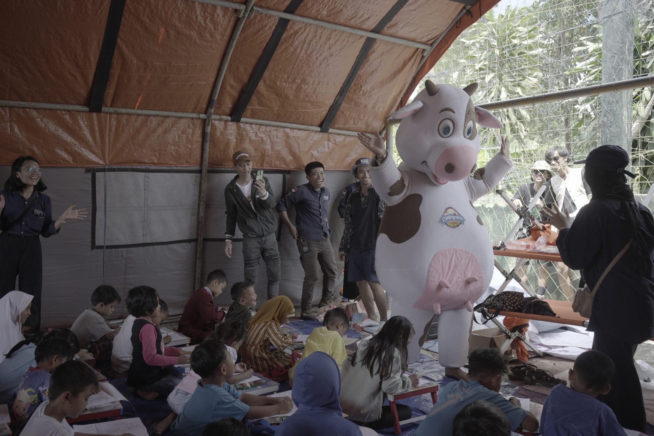 Happy Cow mascot hadir di tengah anak-anak korban gempa bumi Cianjur